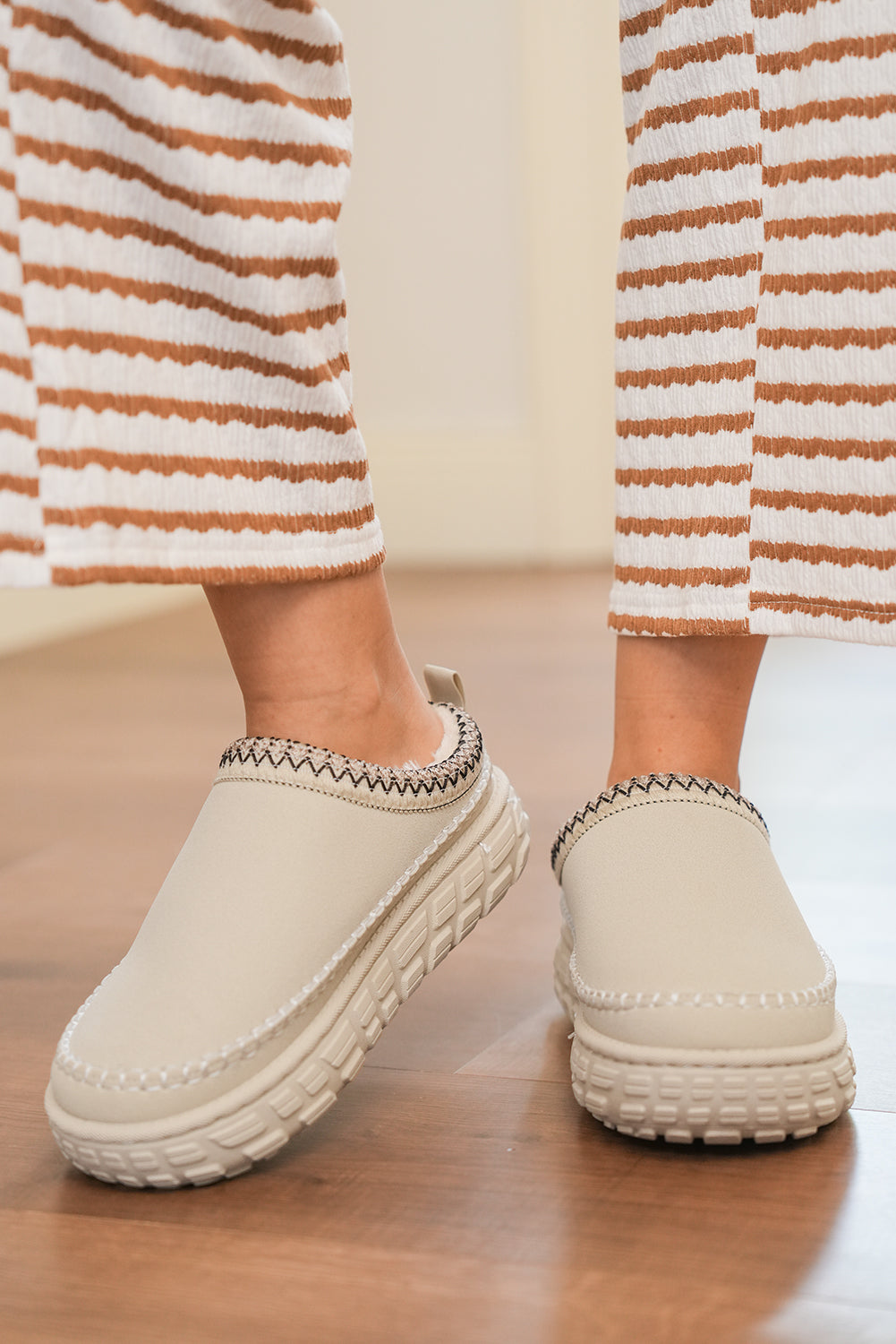 White Contrast Stitch Detail Plush Winter Clog Slippers