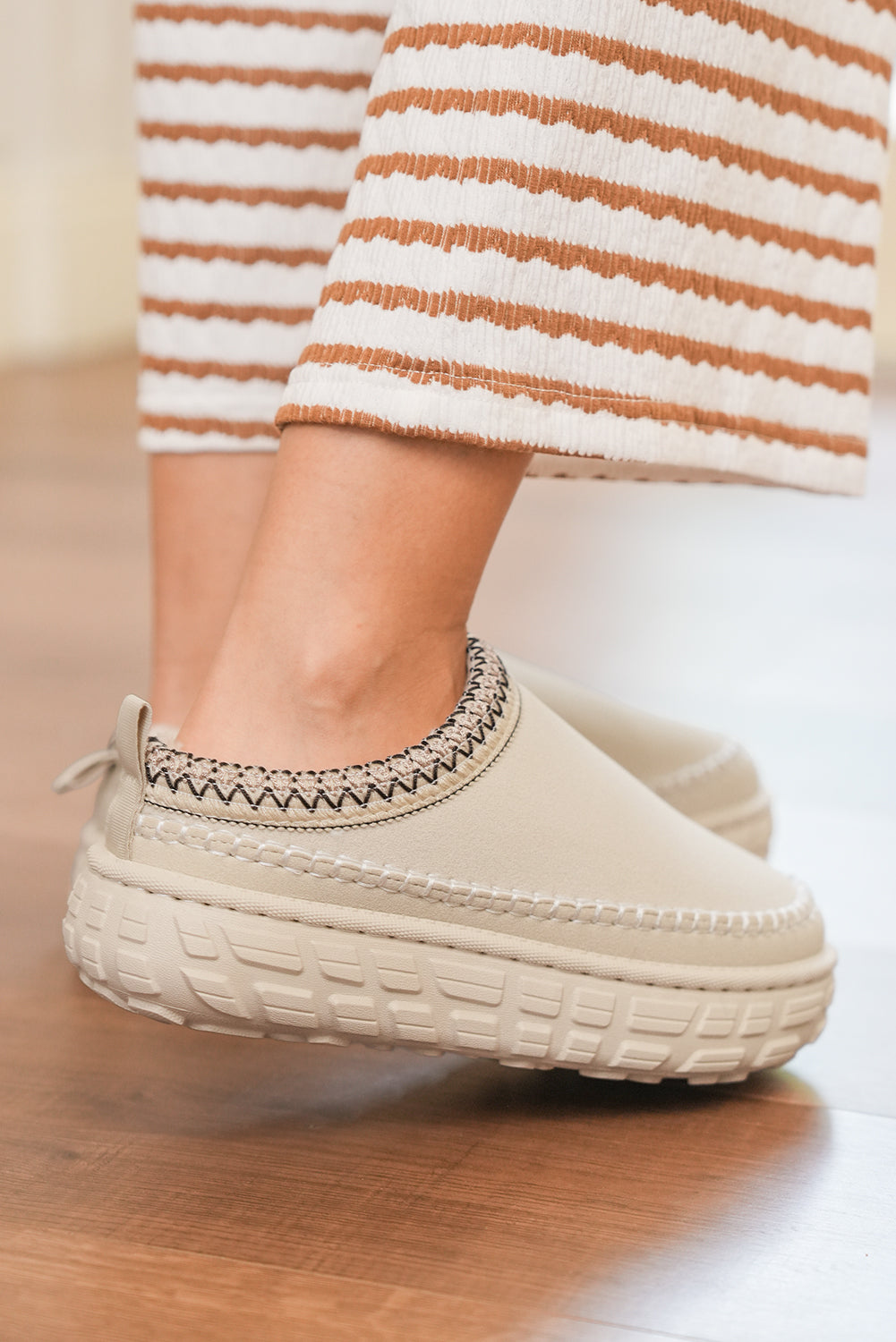 White Contrast Stitch Detail Plush Winter Clog Slippers