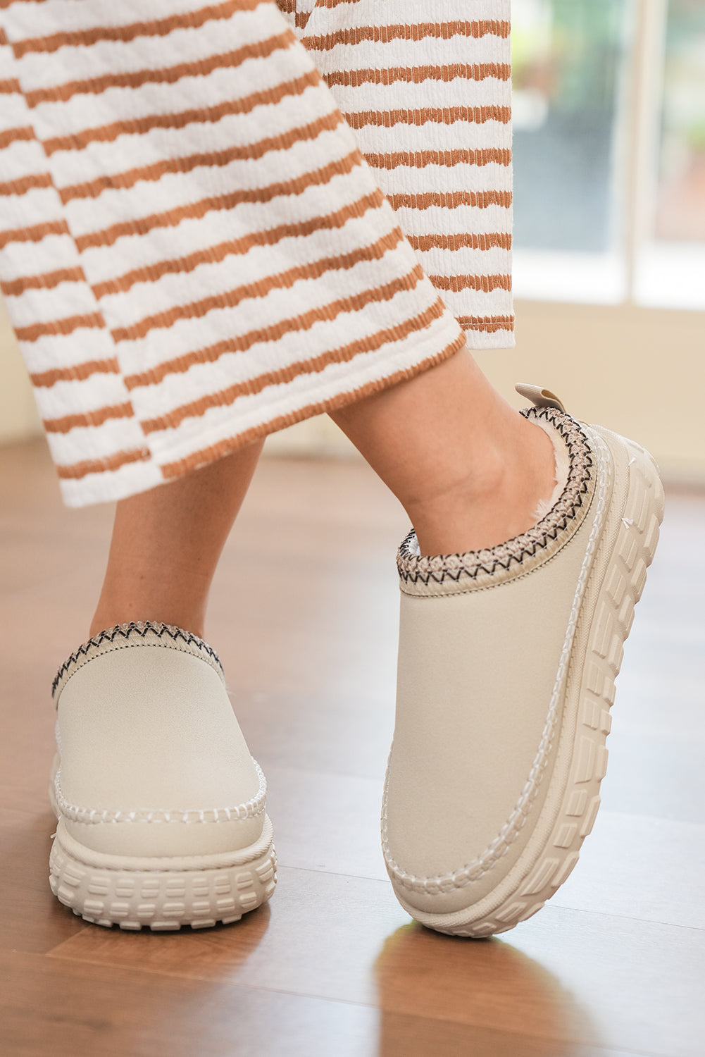 White Contrast Stitch Detail Plush Winter Clog Slippers